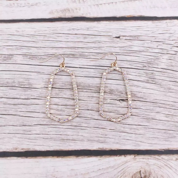 🔴 5/$20 Crystal geometric drop gold earrings NEW - Picture 5 of 6